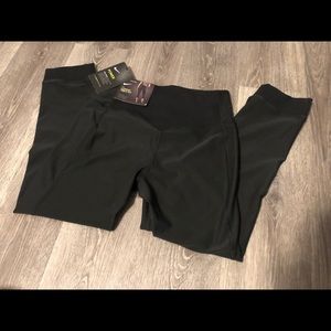 Nike Legend Tight Fit Cropped Leggings